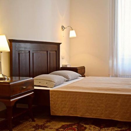 Central Budapest Apartment In Historical Building With Free Private Parking Eksteriør bilde
