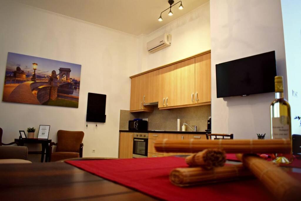 Central Budapest Apartment In Historical Building With Free Private Parking Eksteriør bilde